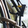 D-slot U-slot zet fiets vast met textielkabel in wild hemp op de bovenbuis van de fietsstandaard