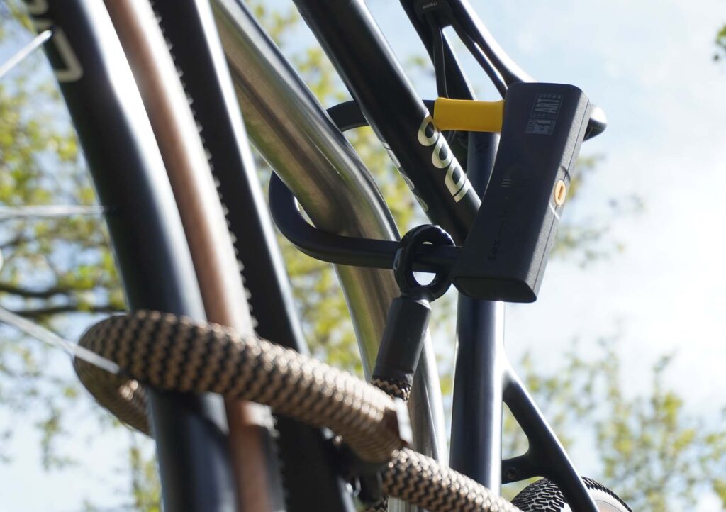 D-slot U-slot zet fiets vast met textielkabel in wild hemp op de bovenbuis van de fietsstandaard