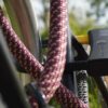 D-slot U-slot zet zadelpen en staande achtervork vast met textieltouw in de kleur chateau red op de fietsstandaard