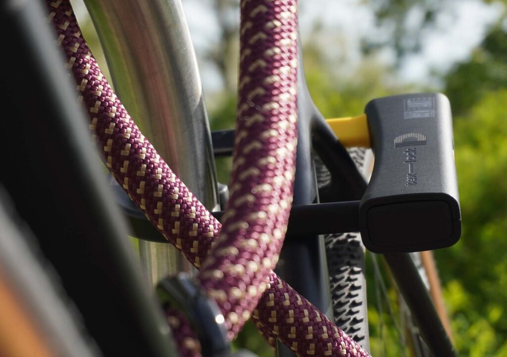 D-slot U-slot zet zadelpen en staande achtervork vast met textieltouw in de kleur chateau red op de fietsstandaard