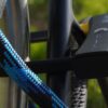 D-slot U-slot zet zadelpen en staande achtervork vast met textieltouw in de kleur morpho blue op de fietsstandaard
