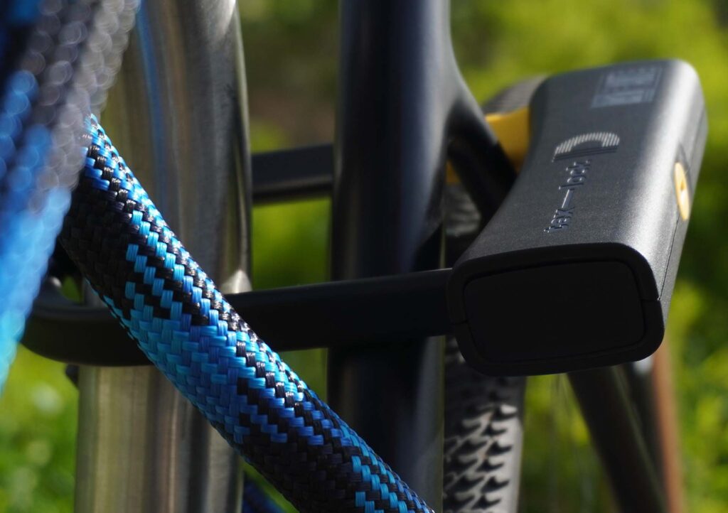 D-slot U-slot zet zadelpen en staande achtervork vast met textieltouw in de kleur morpho blue op de fietsstandaard