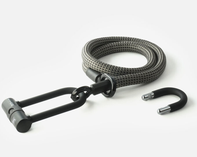 tex–lock eyelet in electric grey, maat M, in elkaar gewikkeld met X-lock aan het eind van het touw, kortere U-lock strik ernaast