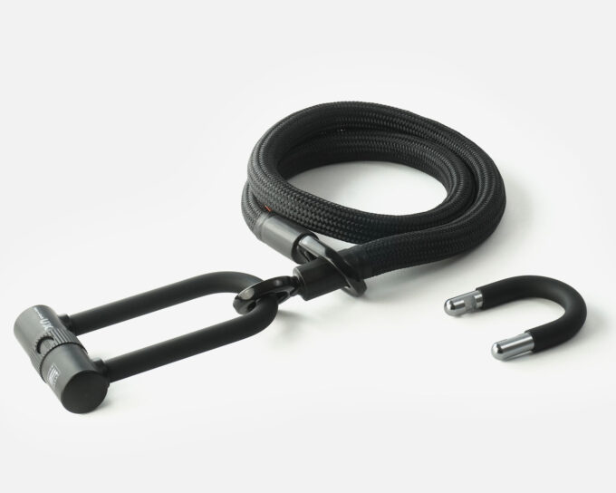 tex–lock eyelet in onyx black, maat M, in elkaar gewikkeld met X-lock aan het eind van het touw, kortere U-lock strik ernaast