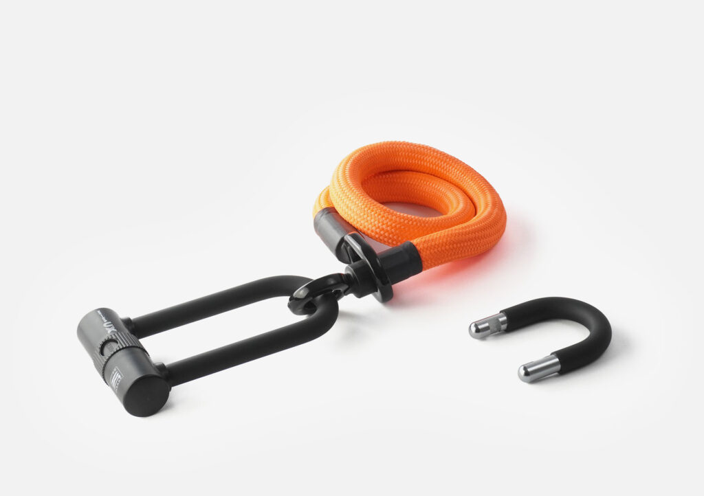 tex–lock eyelet in acid orange, size S, wrapped into each other with X-lock at the end of the rope, shorter U-lock bow next to it