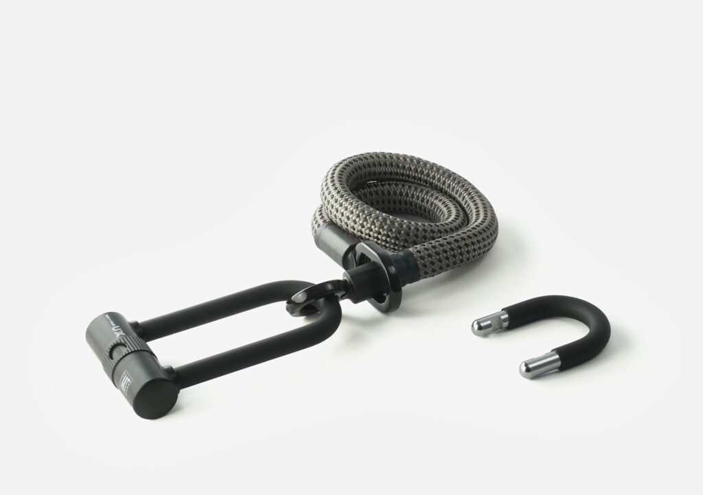tex–lock eyelet in electric grey, size S, wrapped into each other with X-lock at the end of the rope, shorter U-lock bow next to it