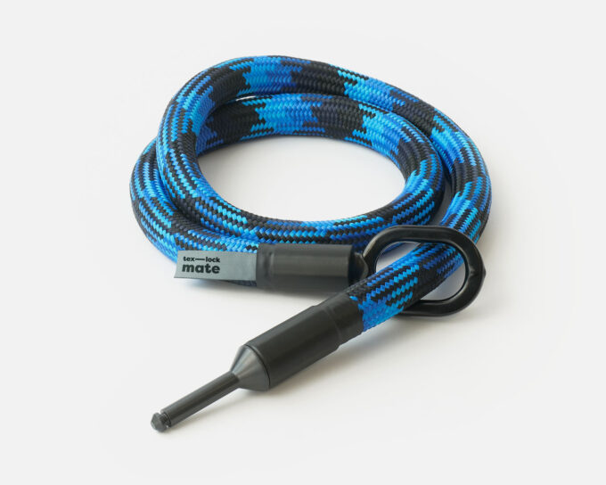 tex–lock mate in morpho blue, in elkaar gewikkeld met sluitbout door metalen oogje