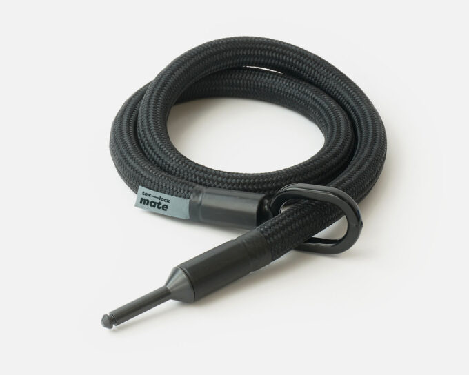 tex–lock mate in onyx black, in elkaar gewikkeld met sluitbout door metalen oogje