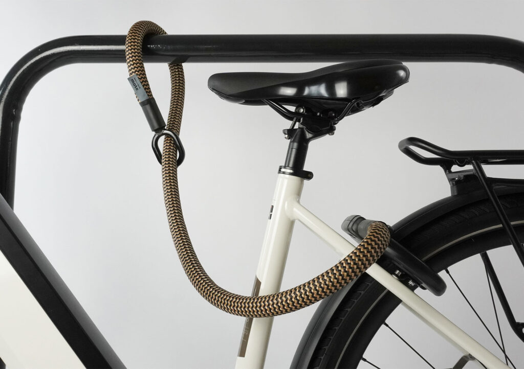 tex–lock mate in wild hemp erweitert Rahmenschloss, indem es Fahrrad an Fahrradständer sichert