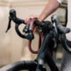 tex–lock orbit in chateau red bungelt open over racefietsstuur met mannelijk model op de achtergrond