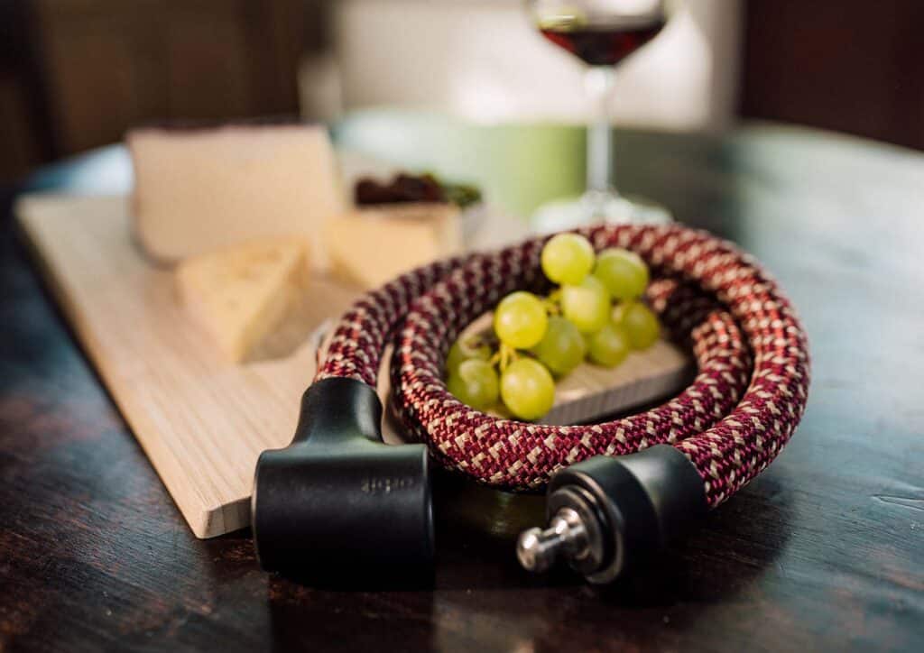 tex-lock orbit in chateau red liggend rond een paraplu van druiven met kaas en wijn op de achtergrond