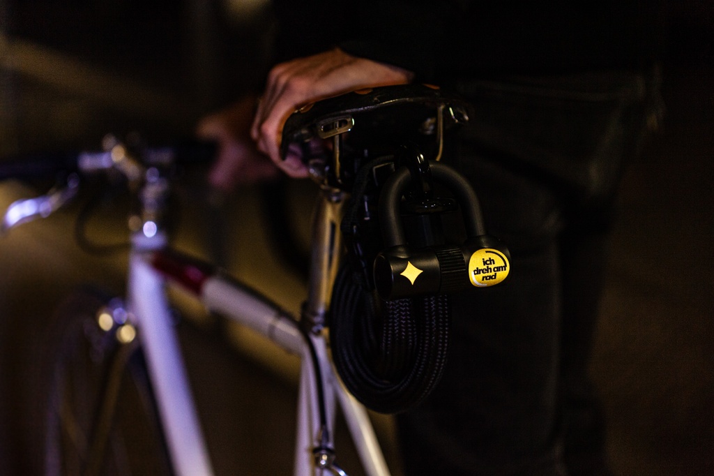 Reflektierender Aufkleber „tex—lock“ auf einem U-lock bei Nacht