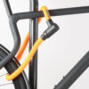 Achterwiel en bovenbuis van fiets vastgemaakt aan fietsstandaard met oranje textiel touwslot