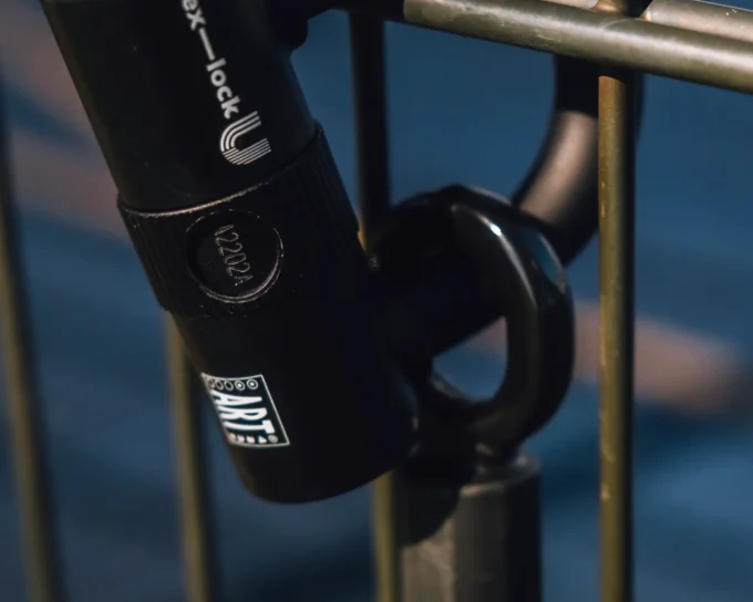 kleines Bügelschloss U-lock mit eyelet one spirit am Zaun