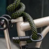 Zwart fietsslot met neonkleuren omsluit Brompton vouwfiets