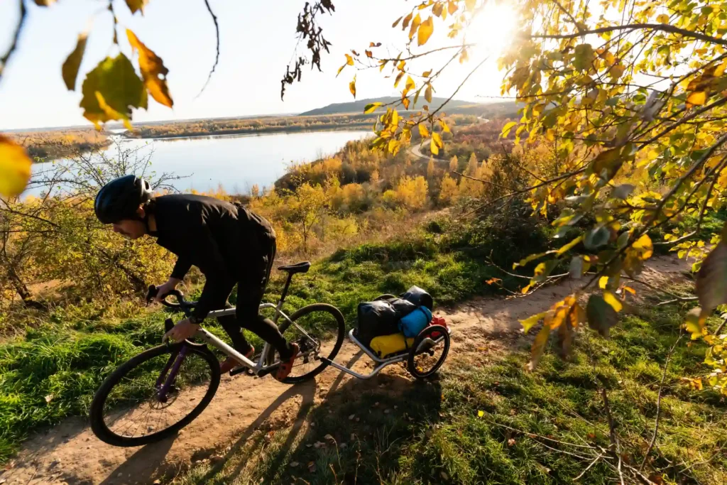 fahrradfahrer mit fahrradanhänger im gelände